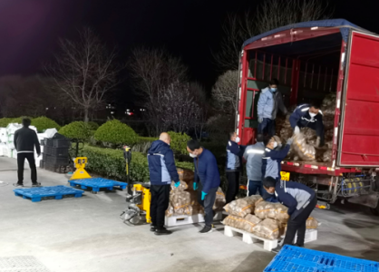 疫情下，甘肅物流行業利用手動液壓搬運車等工具保障物資供應